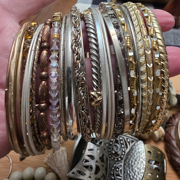 Over 70 Bevy Of Bracelets Cuffs Bangles Clasp Stretch Bracelet Lot Bundle Estate - Picture 2 of 16